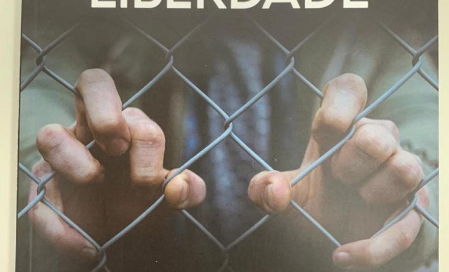 Livro narra trechos de cartas de adolescentes que buscam a verdadeira liberdade