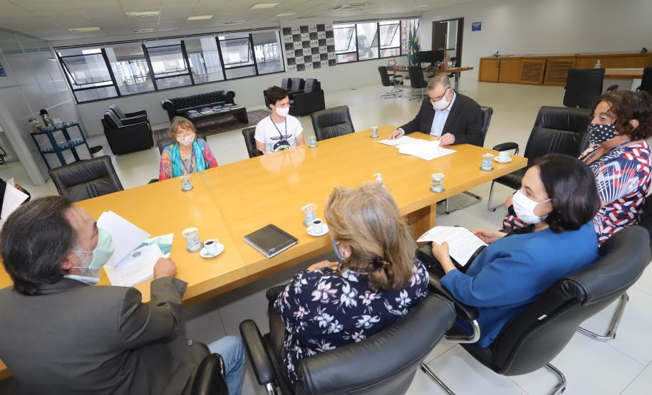 Secretário Ney Leprevost recebe membros do Comitê Estadual de Memória, Verdade e Justiça do Estado do Paraná