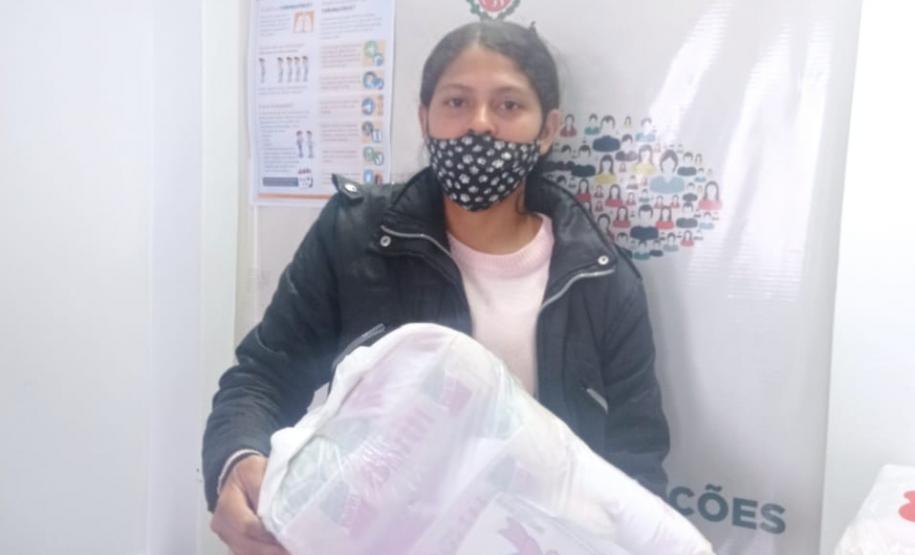 Secretaria da Justiça, Família e Trabalho entrega mais 97 cestas básicas para famílias de migrantes, refugiados e apátridas, em Curitiba