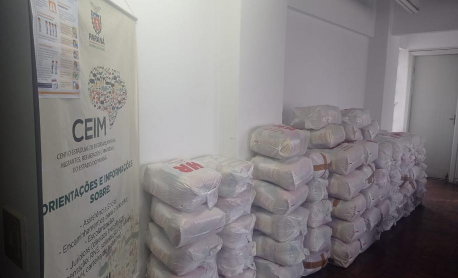 Secretaria da Justiça, Família e Trabalho entrega mais 97 cestas básicas para famílias de migrantes, refugiados e apátridas, em Curitiba