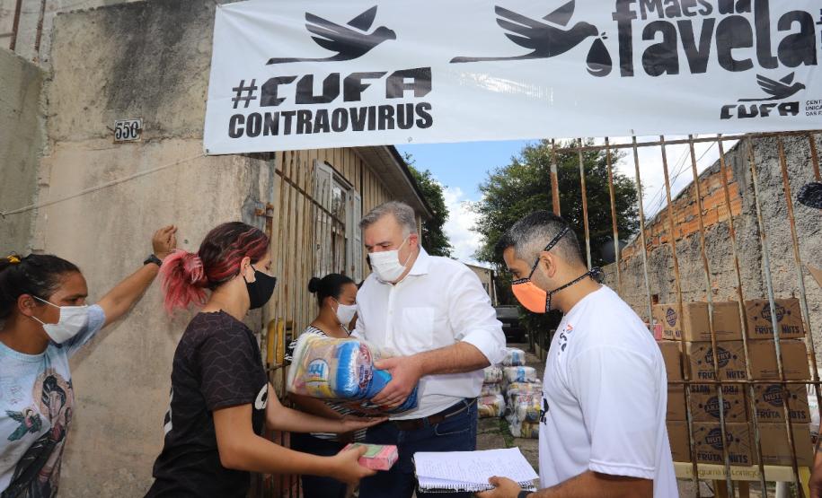 Secretaria da Justiça, Cufa, Defesa Civil e Família Solidária entregam cestas básicas para 600 famílias da Vila Torres e comunidade Tiradentes  Com a intenção de minimizar os impactos sociais do coronavírus em famílias que estão na situação de vulnerabilidade social das comunidades Vila Torres e Nova Tiradentes, a rede de voluntários ‘Família Solidária’ da Secretaria da Justiça, Família e Trabalho, a Central Única das Favelas (Cufa) e Defesa Civil entregaram nesta sexta-feira (18) cestas básicas para mais d