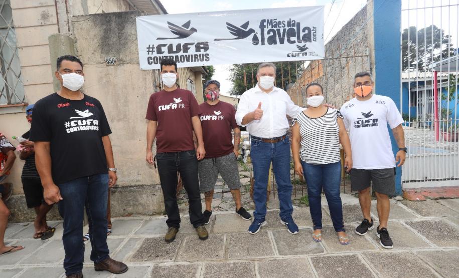 Secretaria da Justiça, Cufa, Defesa Civil e Família Solidária entregam cestas básicas para 600 famílias da Vila Torres e comunidade Tiradentes  Com a intenção de minimizar os impactos sociais do coronavírus em famílias que estão na situação de vulnerabilidade social das comunidades Vila Torres e Nova Tiradentes, a rede de voluntários ‘Família Solidária’ da Secretaria da Justiça, Família e Trabalho, a Central Única das Favelas (Cufa) e Defesa Civil entregaram nesta sexta-feira (18) cestas básicas para mais d