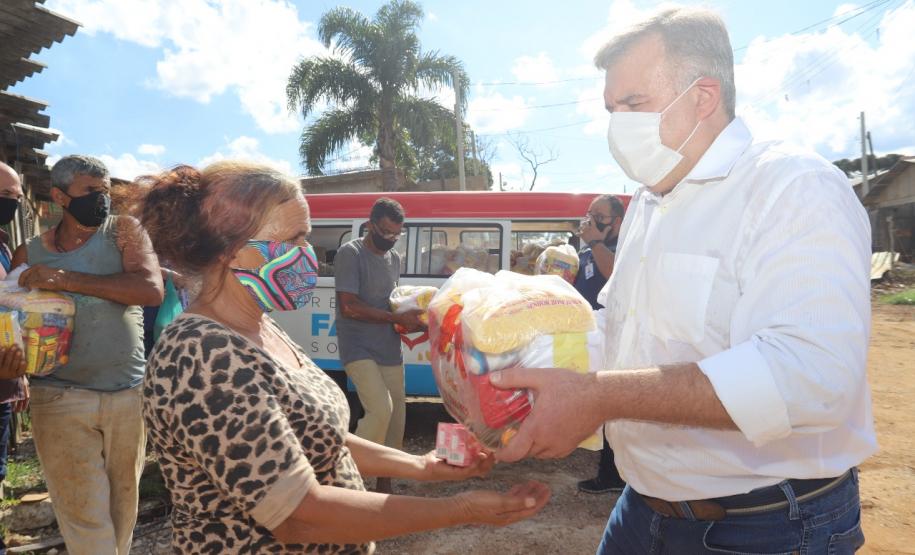 Secretaria da Justiça, Cufa, Defesa Civil e Família Solidária entregam cestas básicas para 600 famílias da Vila Torres e comunidade Tiradentes  Com a intenção de minimizar os impactos sociais do coronavírus em famílias que estão na situação de vulnerabilidade social das comunidades Vila Torres e Nova Tiradentes, a rede de voluntários ‘Família Solidária’ da Secretaria da Justiça, Família e Trabalho, a Central Única das Favelas (Cufa) e Defesa Civil entregaram nesta sexta-feira (18) cestas básicas para mais d