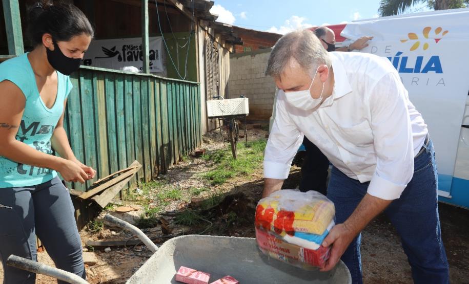Secretaria da Justiça, Cufa, Defesa Civil e Família Solidária entregam cestas básicas para 600 famílias da Vila Torres e comunidade Tiradentes  Com a intenção de minimizar os impactos sociais do coronavírus em famílias que estão na situação de vulnerabilidade social das comunidades Vila Torres e Nova Tiradentes, a rede de voluntários ‘Família Solidária’ da Secretaria da Justiça, Família e Trabalho, a Central Única das Favelas (Cufa) e Defesa Civil entregaram nesta sexta-feira (18) cestas básicas para mais d