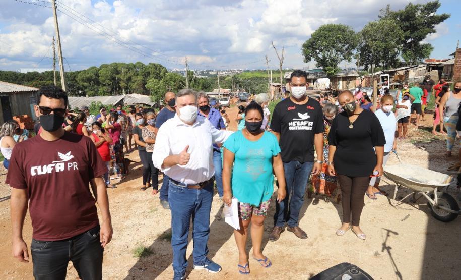 Secretaria da Justiça, Cufa, Defesa Civil e Família Solidária entregam cestas básicas para 600 famílias da Vila Torres e comunidade Tiradentes  Com a intenção de minimizar os impactos sociais do coronavírus em famílias que estão na situação de vulnerabilidade social das comunidades Vila Torres e Nova Tiradentes, a rede de voluntários ‘Família Solidária’ da Secretaria da Justiça, Família e Trabalho, a Central Única das Favelas (Cufa) e Defesa Civil entregaram nesta sexta-feira (18) cestas básicas para mais d