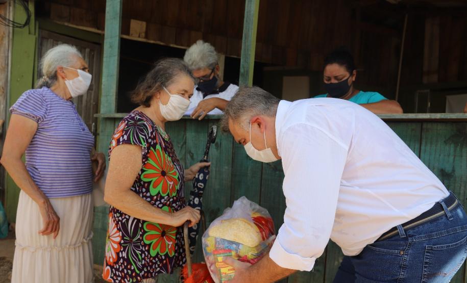 Secretaria da Justiça, Cufa, Defesa Civil e Família Solidária entregam cestas básicas para 600 famílias da Vila Torres e comunidade Tiradentes  Com a intenção de minimizar os impactos sociais do coronavírus em famílias que estão na situação de vulnerabilidade social das comunidades Vila Torres e Nova Tiradentes, a rede de voluntários ‘Família Solidária’ da Secretaria da Justiça, Família e Trabalho, a Central Única das Favelas (Cufa) e Defesa Civil entregaram nesta sexta-feira (18) cestas básicas para mais d