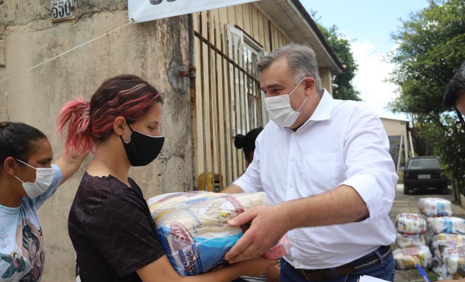 Secretaria da Justiça, Cufa, Defesa Civil e Família Solidária entregam cestas básicas para 600 famílias da Vila Torres e comunidade Tiradentes  Com a intenção de minimizar os impactos sociais do coronavírus em famílias que estão na situação de vulnerabilidade social das comunidades Vila Torres e Nova Tiradentes, a rede de voluntários ‘Família Solidária’ da Secretaria da Justiça, Família e Trabalho, a Central Única das Favelas (Cufa) e Defesa Civil entregaram nesta sexta-feira (18) cestas básicas para mais d