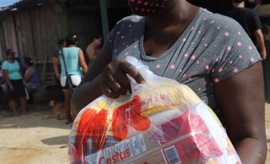 Secretaria da Justiça, Cufa, Defesa Civil e Família Solidária entregam cestas básicas para 600 famílias da Vila Torres e comunidade Tiradentes  Com a intenção de minimizar os impactos sociais do coronavírus em famílias que estão na situação de vulnerabilidade social das comunidades Vila Torres e Nova Tiradentes, a rede de voluntários ‘Família Solidária’ da Secretaria da Justiça, Família e Trabalho, a Central Única das Favelas (Cufa) e Defesa Civil entregaram nesta sexta-feira (18) cestas básicas para mais d