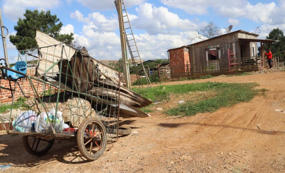Secretaria da Justiça, Cufa, Defesa Civil e Família Solidária entregam cestas básicas para 600 famílias da Vila Torres e comunidade Tiradentes  Com a intenção de minimizar os impactos sociais do coronavírus em famílias que estão na situação de vulnerabilidade social das comunidades Vila Torres e Nova Tiradentes, a rede de voluntários ‘Família Solidária’ da Secretaria da Justiça, Família e Trabalho, a Central Única das Favelas (Cufa) e Defesa Civil entregaram nesta sexta-feira (18) cestas básicas para mais d