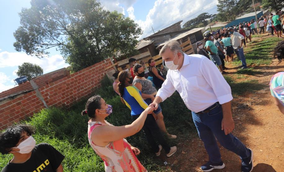 Secretaria da Justiça, Cufa, Defesa Civil e Família Solidária entregam cestas básicas para 600 famílias da Vila Torres e comunidade Tiradentes  Com a intenção de minimizar os impactos sociais do coronavírus em famílias que estão na situação de vulnerabilidade social das comunidades Vila Torres e Nova Tiradentes, a rede de voluntários ‘Família Solidária’ da Secretaria da Justiça, Família e Trabalho, a Central Única das Favelas (Cufa) e Defesa Civil entregaram nesta sexta-feira (18) cestas básicas para mais d