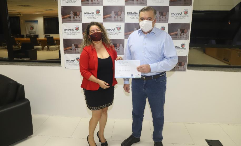 Ontem, quarta-feira (07), a secretaria de Justiça, Família e Trabalho, empossou os novos membros eleitos que irão compor o Conselho Estadual dos Direitos do Idoso do Paraná (CEDI), no biênio 2021/2023. A solenidade de posse aconteceu por meio do canal da Sejuf no Youtube: http://abre.ai/sejufparana.  A eleição, que aconteceu no dia 19 de março por meio eletrônico e simultaneamente em todas as regionais, elegeu 12 entidades da Sociedade Civil, já o segmento governamental foi indicado pelo Poder Executivo. “A