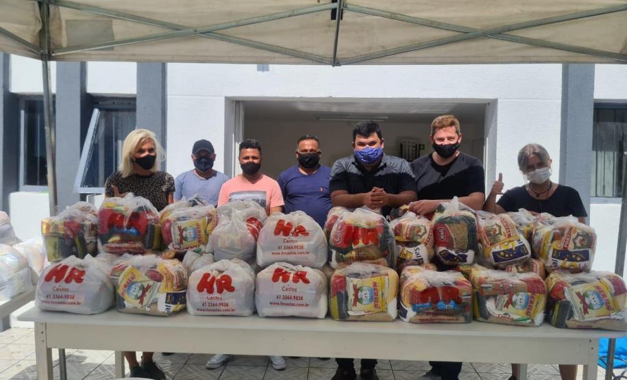 Cestas doadas no “Dia de Solidariedade” são entregues em vilas de Curitiba e Região Metropolitana