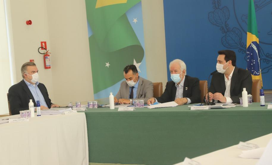 Ratinho Junior e Ney Leprevost executam maior repasse da história para entidades que atendem crianças