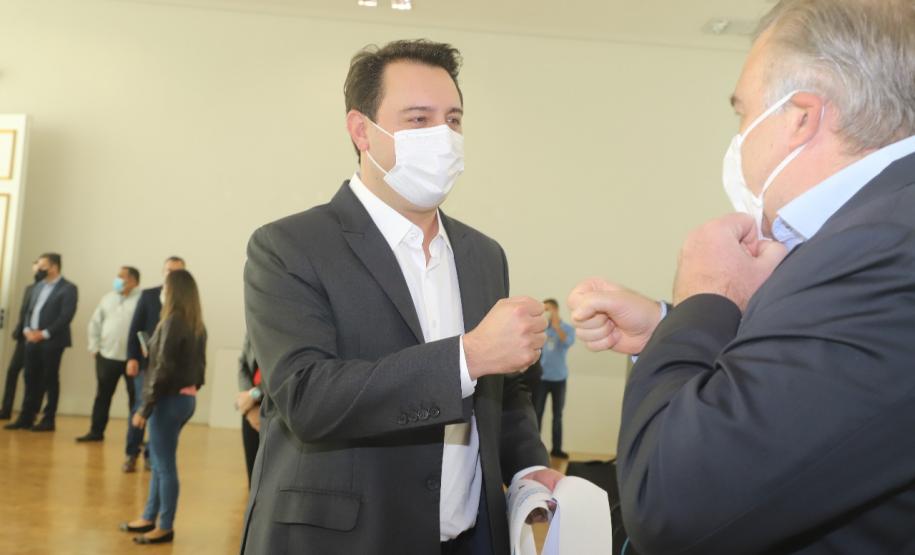 Ratinho Junior e Ney Leprevost executam maior repasse da história para entidades que atendem crianças