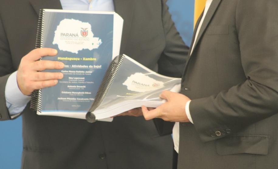 Ratinho Junior e Ney Leprevost executam maior repasse da história para entidades que atendem crianças