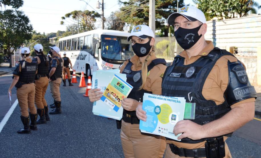Secretaria de Justiça e Bptran da Polícia Militar realizam blitz educativa na capital paranaense para conscientização sobre violência e abuso contra crianças