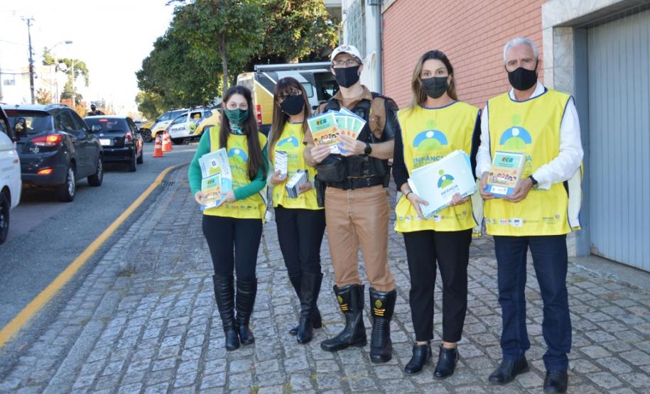 Secretaria de Justiça e Bptran da Polícia Militar realizam blitz educativa na capital paranaense para conscientização sobre violência e abuso contra crianças