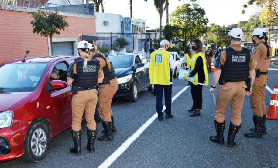 Secretaria de Justiça e Bptran da Polícia Militar realizam blitz educativa na capital paranaense para conscientização sobre violência e abuso contra crianças