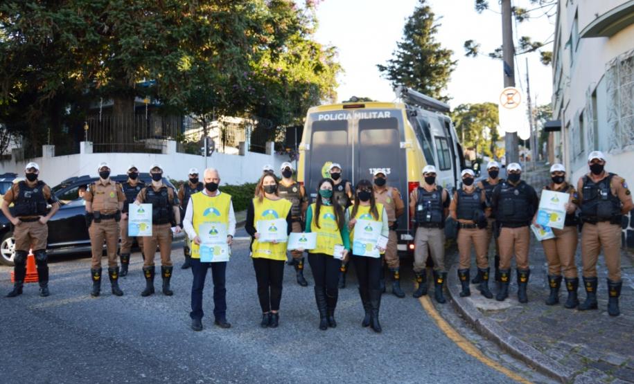 Secretaria de Justiça e Bptran da Polícia Militar realizam blitz educativa na capital paranaense para conscientização sobre violência e abuso contra crianças