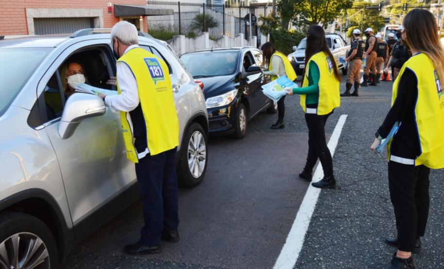 Secretaria de Justiça e Bptran da Polícia Militar realizam blitz educativa na capital paranaense para conscientização sobre violência e abuso contra crianças