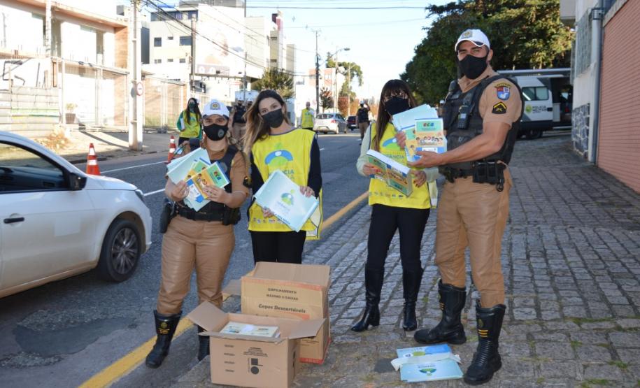 Secretaria de Justiça e Bptran da Polícia Militar realizam blitz educativa na capital paranaense para conscientização sobre violência e abuso contra crianças