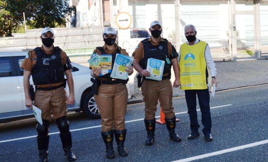 Secretaria de Justiça e Bptran da Polícia Militar realizam blitz educativa na capital paranaense para conscientização sobre violência e abuso contra crianças