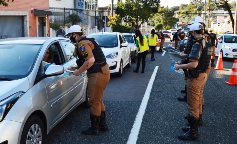 Secretaria de Justiça e Bptran da Polícia Militar realizam blitz educativa na capital paranaense para conscientização sobre violência e abuso contra crianças