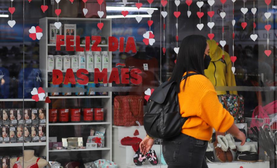 Procon dá dicas para consumidor evitar problemas na compra de presentes para o Dia das Mães