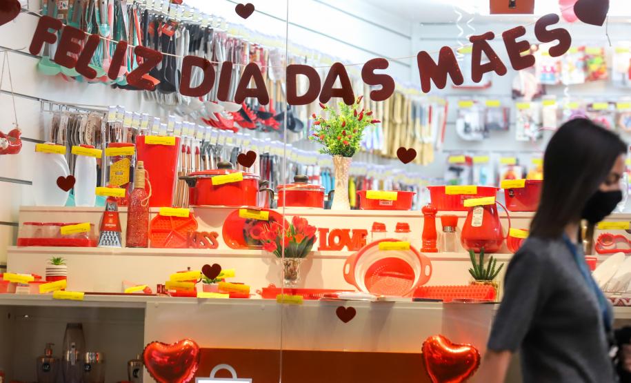 Procon dá dicas para consumidor evitar problemas na compra de presentes para o Dia das Mães