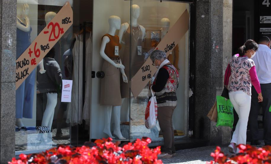 Procon dá dicas para consumidor evitar problemas na compra de presentes para o Dia das Mães