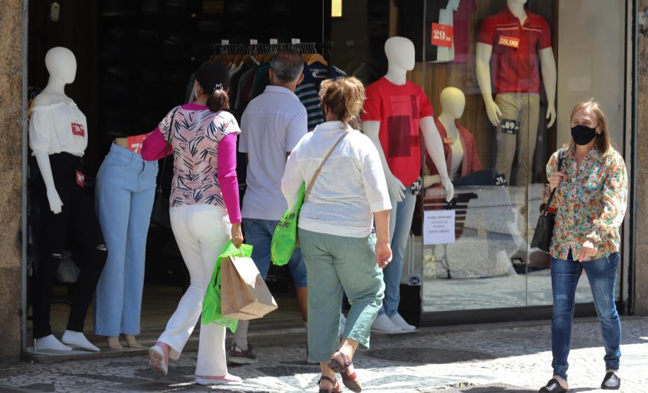 Procon dá dicas para consumidor evitar problemas na compra de presentes para o Dia das Mães