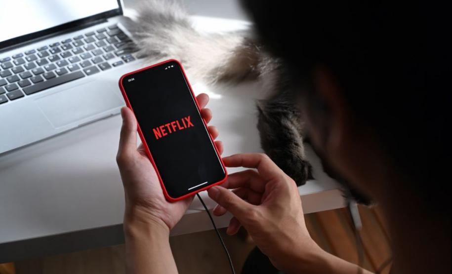 Procon-PR notifica Netflix por cobrança adicional aos usuários