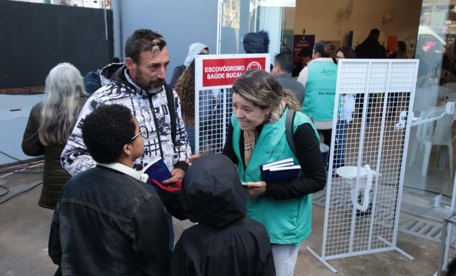 Governo do Estado e Prefeitura de Curitiba levaram feira de serviços ao Parolin
