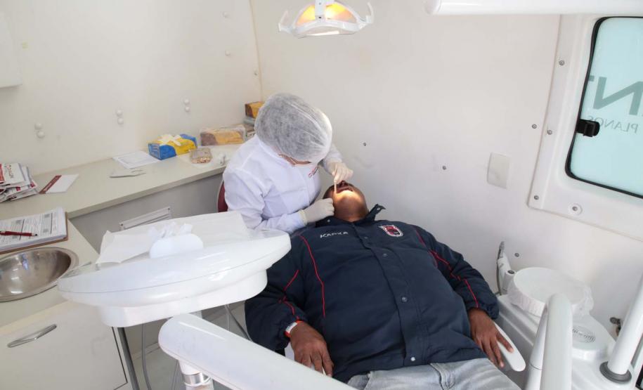 Governo do Estado e Prefeitura de Curitiba levaram feira de serviços ao Parolin