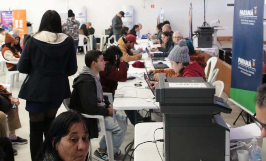 Governo do Estado e Prefeitura de Curitiba levaram feira de serviços ao Parolin