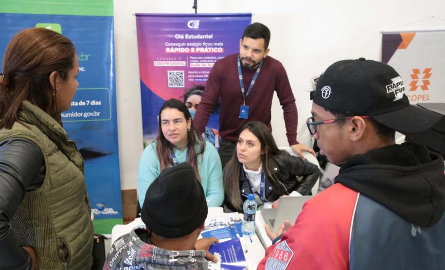 Governo do Estado e Prefeitura de Curitiba levaram feira de serviços ao Parolin