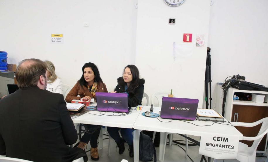 Governo do Estado e Prefeitura de Curitiba levaram feira de serviços ao Parolin