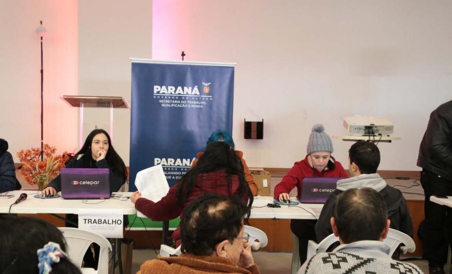 Governo do Estado e Prefeitura de Curitiba levaram feira de serviços ao Parolin