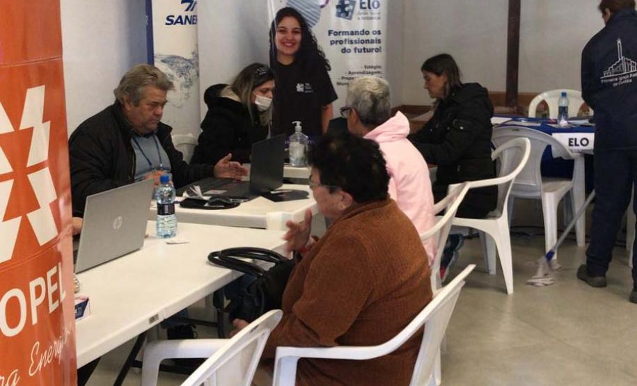 Governo do Estado e Prefeitura de Curitiba levaram feira de serviços ao Parolin