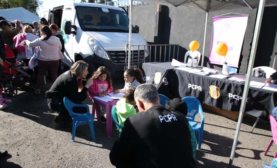 Governo do Estado e Prefeitura de Curitiba levaram feira de serviços ao Parolin