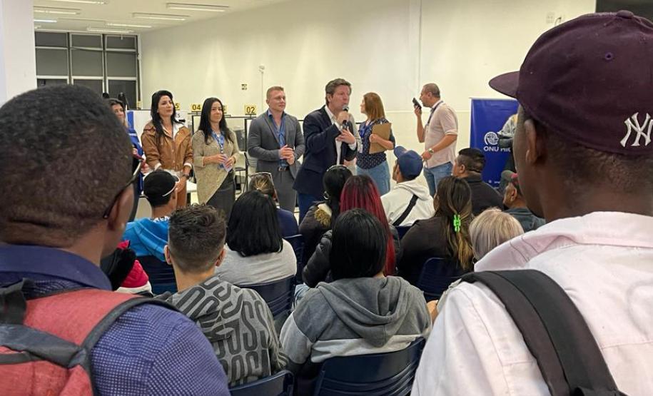 Mutirão de emprego para migrantes atendeu mais de 500 pessoas em Curitiba