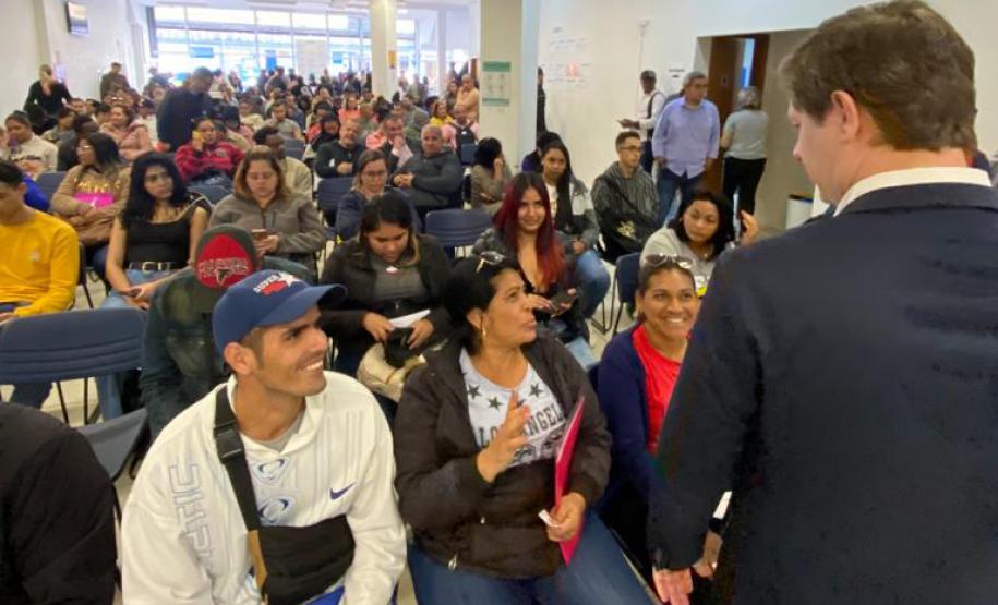 Mutirão de emprego para migrantes atendeu mais de 500 pessoas em Curitiba