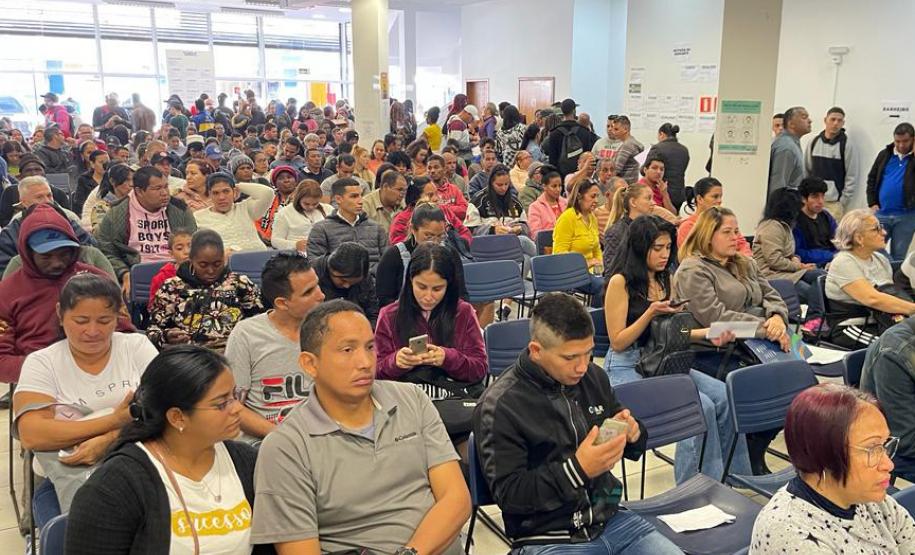 Mutirão de emprego para migrantes atendeu mais de 500 pessoas em Curitiba