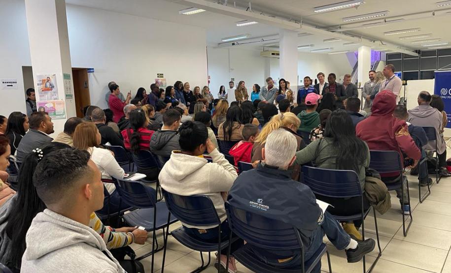 Mutirão de emprego para migrantes atendeu mais de 500 pessoas em Curitiba