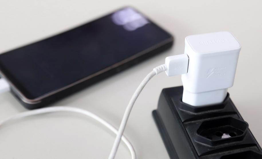 Procon e Samsung assinam acordo para entrega de carregadores aos consumidores