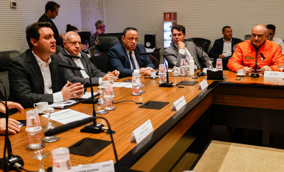 Estado mobiliza doação de 8 toneladas de frango por cooperativas; Defesa Civil entrega cestas básicas