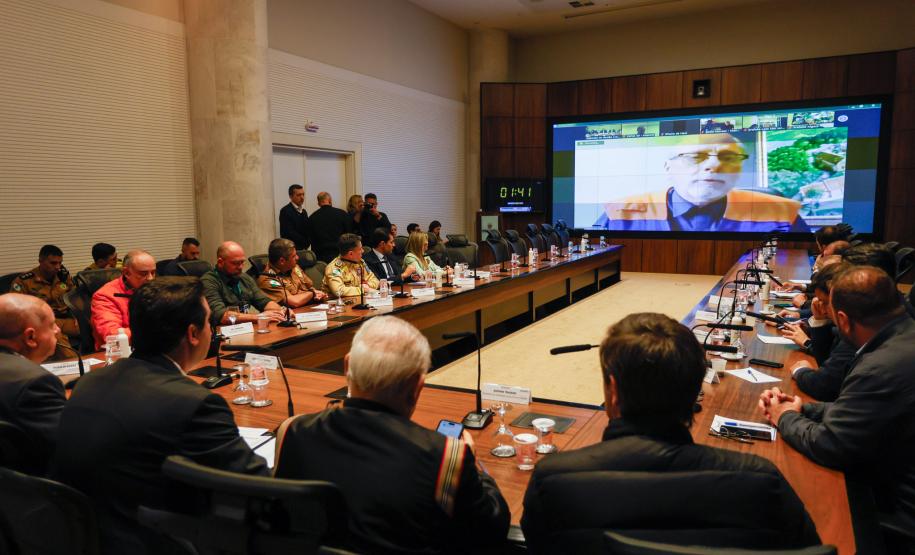 Estado mobiliza doação de 8 toneladas de frango por cooperativas; Defesa Civil entrega cestas básicas