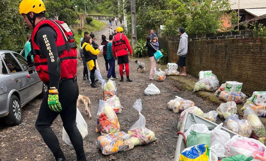 Estado mobiliza doação de 8 toneladas de frango por cooperativas; Defesa Civil entrega cestas básicas