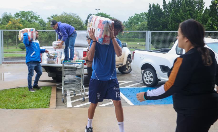 Estado mobiliza doação de 8 toneladas de frango por cooperativas; Defesa Civil entrega cestas básicas