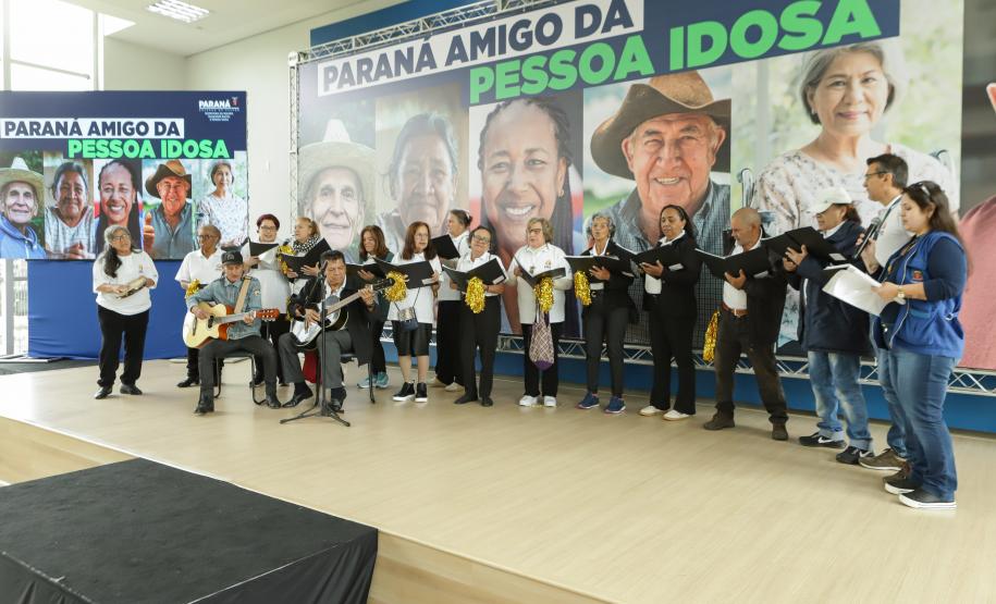 Ratinho Junior sanciona lei da gratuidade das passagens e anuncia programas aos idosos
